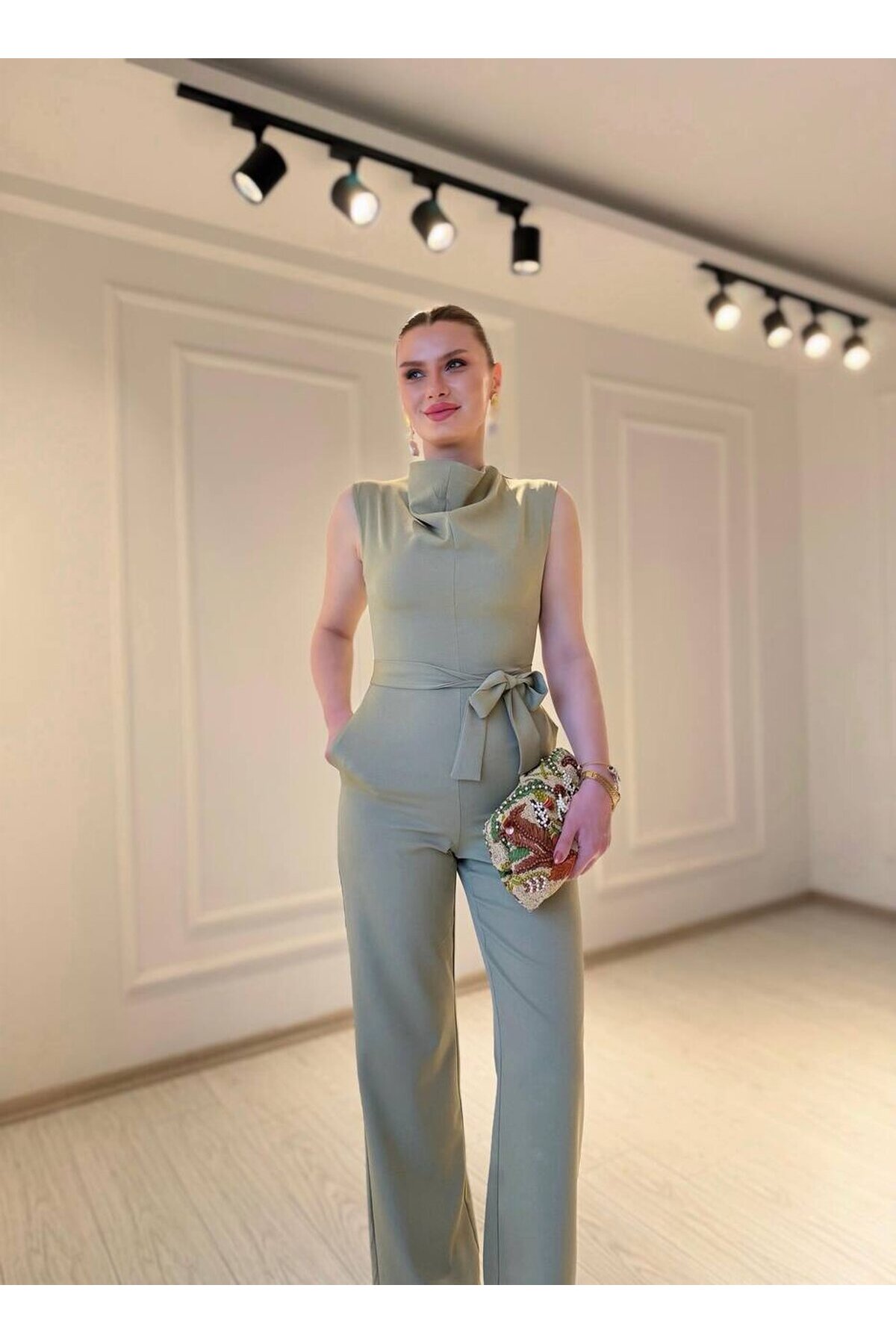ÖZEL YAKA KEMER DETAYLI TULUM
