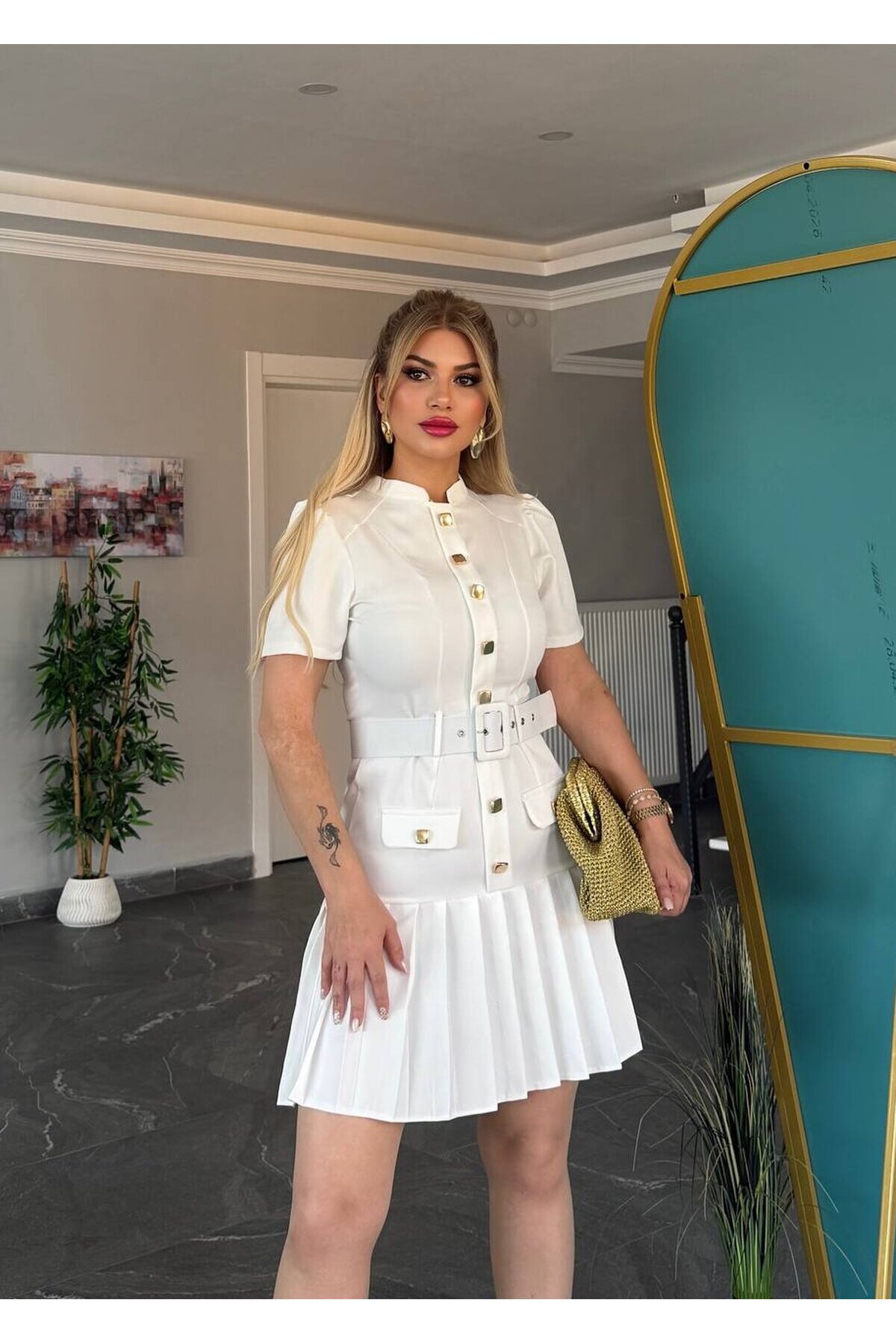 PİLE ETEKLİ TASARIM KEMERLİ ELBİSE