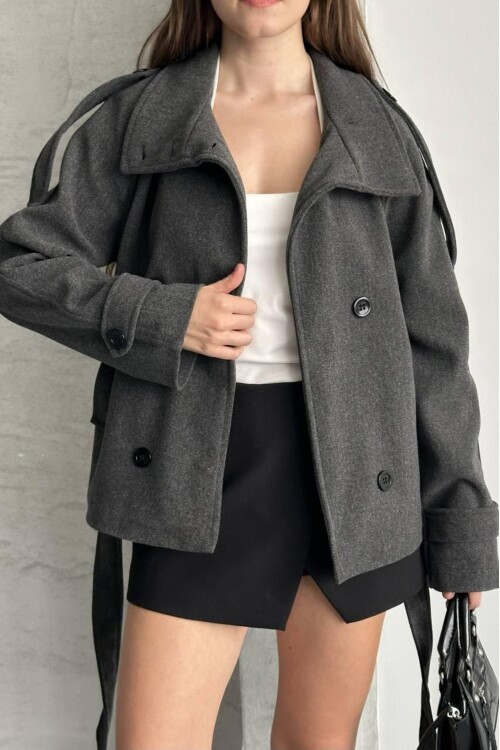 DÜĞMELİ KUŞAKLI KAŞE KISA KABAN